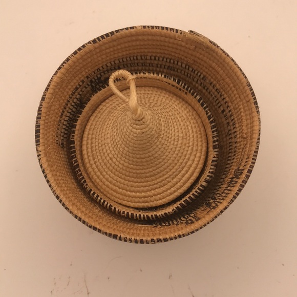 Rwandan Tutsi Nesting Baskets w/ Lids set of 5 - Picture 7 of 11